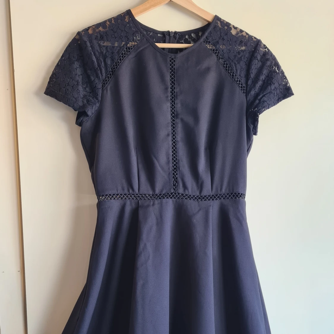 Spetsklänning från Nelly - 90