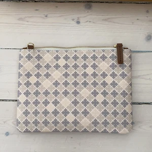 Marlene Birger clutch  - Beige Marlene Birger Clutch, kan knäppas på en kedja/ axelband om man vill det! I nyskick 