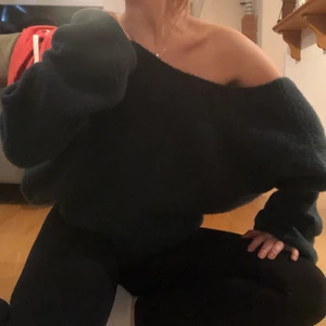 Linn ahlborg stickad tröja  - stickad mörkgrön tröja från Linn ahlbergs kollektion. Perfekt till kjolen på kyliga sommardagar. Den har öppen rygg