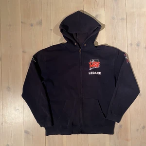 Zip hoodie - En zip hoodie med sjuk passform från fruit of the loom som blandannat one of one använder när de trycker deras hoodies. Skick 7/10 väldigt snygg urtvättad den blir nästan lite lila aktig. Storlek L men passar boxy M också!