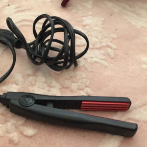 Mini krustång - Säljer denna mini krustången för att jag inte använder den längre. Den fungerar fullt bra och sladden till den är 2 meter lång. Hör gärna av dig för mer info❤️