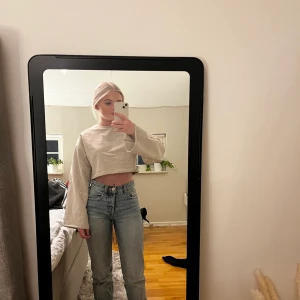 Beige tröja  - Säljer en beige/vit tröja. Använd fåtal gånger.