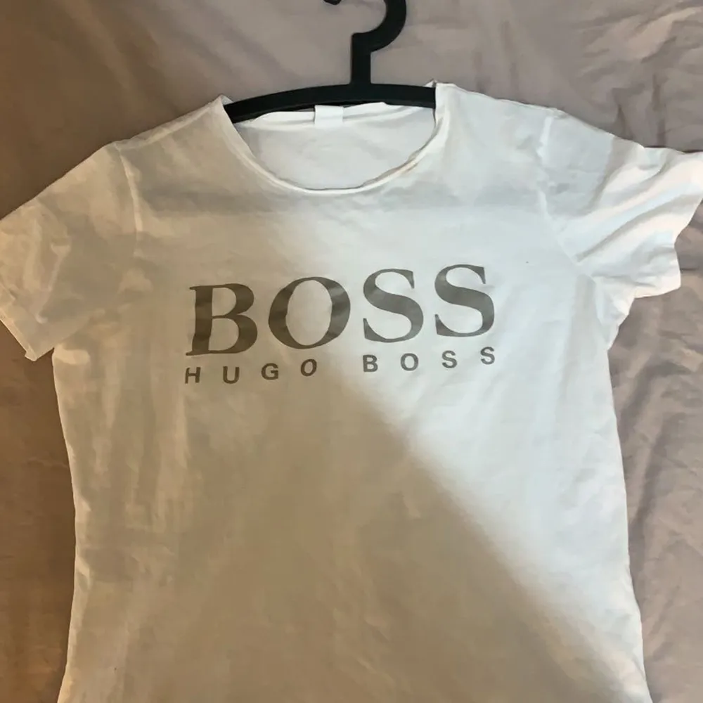 En äkta Hugoboss t-shirt som jag köpte för någon månad sen i zalando för 500 i storlek M säljer för 200 + frakt Den är endast testad . T-shirts.