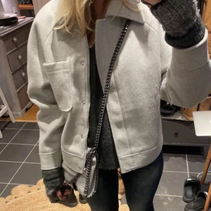 Grå kappa Nakd - Populär grå kappa ifrån nakd💓kommer inte till så mycket användning längre! Skicket är bra men den har blivit lite nopprig i tyget! Bud är bindande!!!