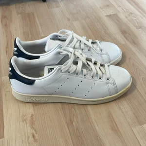 Blå stan smith 🥰😍 - Säljer nu dessa skitsnygga ”marinblåa” stan smithen pågrund av att de är förstora för mig!🥲 använda två gånger, så i nyskick!🙏🏽🥰 nypris: ca 1000kr, mitt pris 550kr!💞💞 storlek 42,5 men passar ca en med storlek 40!❤️