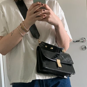 Handväska - Handväska från Gina tricot med både långt och kort band. Båda går att ta av. Kan mötas upp i Örebro eller Karlstad, kan fraktas om köparen står för frakten.