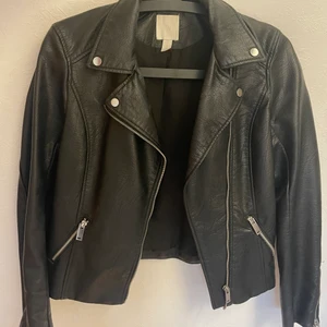 Skinnjacka  - Skinnjacka från hm i storlek 34