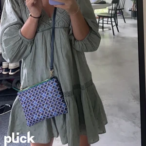 Zara klänning! - Superfin och super sommarig Zara klänning! Jätte fint skick o ändast använd 1 gång. Säljer då den inte riktigt passade just på mig, men det är absolut inget fel på klänningen🤪 obs lånad bild, skriv för mer bilder!