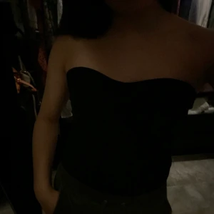 TOPP! - Säljer min så fina svarta topp. Den är helt bandlös och är i storlek 38 (M). Säljer endast för att den är för stor för mig, den har inte skador eller defekter. Det är ett väldigt stretchigt material så den passar alla storlekar uppåt också, den passar även någon som har S men då kan den vara lite stor… Hör av er för fler bilder eller om ni vill köpa! ❤️‍🔥