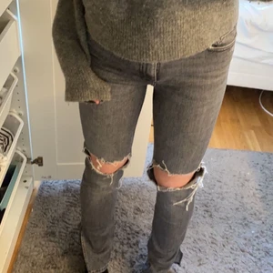 Zara🥂👏🏼 - Säljer dessa jättefina Jeans med Slits från Zara. Säljer endast för att jag tröttnat lite på de. 💗Nypris 359kr. Mitt pris 199!💗 Strl 36/38. Frakt kostnad ingår). Hör av er privat vid frågor och intresse!💗👏🏼🥂