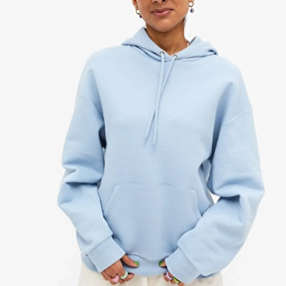 Ljus blå hoodie från gina tricot. Helt oanvänd. Det är storlek M men skulle rekommendera nån som ivanliga fall har storlek L eller vill ha en oversized hoodie🥰 säljer pga att den är för stor😊. Hoodies.