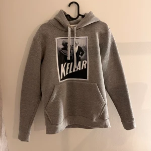 Grå hoodie - Grå The cool elephant hoodie. Aldrig använd. Nypris 600 kr. 