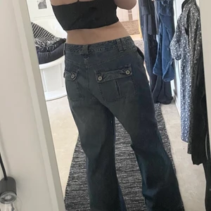 Retro low-waist jeans - Jeans med låg midja, inköpta för cirka 1 månad sedan men aldrig använda…🤗 Säljer pga att jag inte trivs i modellen 💕 Hör av dig vid funderingar ✨