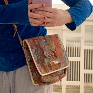 Axelremsväska! - Jättesöt axelremsväska från märket Fabbio! Är lite sönder på insidan men hel på utsidan, kan skicka fler bilder vid intresse :) den är 28 x 20 x 8 cm stor 