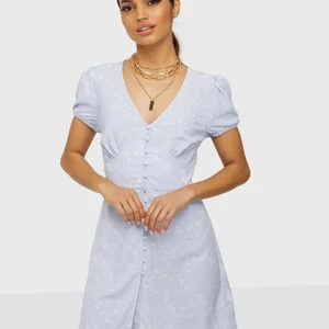 Klänning från nelly - Helt ny klänning från nelly, säljer pga fel storlek, är liten i storleken så passar M