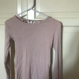 Jättegullig långärmad tröja 💕😍🥰⚡️🙈 - Supermegaaaa söt! Äslkar men är för liten 💕😭😭😭