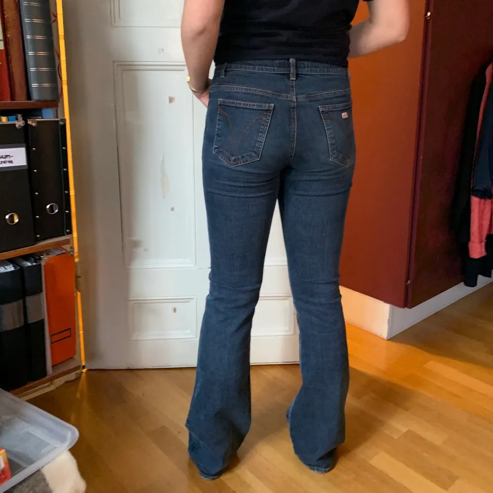 Mörkblåa Miss Sixty jeans!!!! De är lågmidjade bootcut. Väldigt töjbara, knappt använda och såå snygga! Storleken är mätt i tum men skulle säga att de är ca strl 38, men eftersom att de är så töjbara kan man ha dom om man har större och mindre storlekar! Pris kan diskuteras vid frakt eller liknande. . Jeans & Byxor.