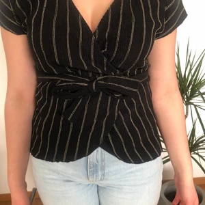 Tröja från Ginatricot - Jättefin v-ringad tröja från Ginatricot i gott skick! Tröjan är bara använd några få gånger och är tyvärr för liten för mig och därav tänkte jag att den kanske kommer till användning för någon annan :) Köpare står för frakten.