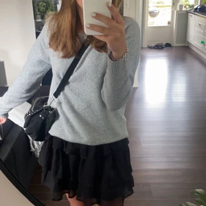 stickad tröja - grå stickad tröja, väl använd. Köparen står för frakten💗