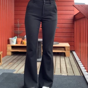 Kostymbyxor - Utsvängda kostymbyxor från märket .OBJECT🖤 På mig som är nästan 180cm så är de perfekta längdmässigt. 