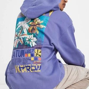 Lila hoodie med tryck - Säljer denna lila hoodie med tryck pga inte används längre. Köpte den nyligen så den är nyskick. Köpte den för 400, säljer den för 250