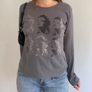 Tröja med tryck  - Supersnygg tröja med coolt tryck köpt i Paris! Frakt på 45 eller så möts vi på söder. 