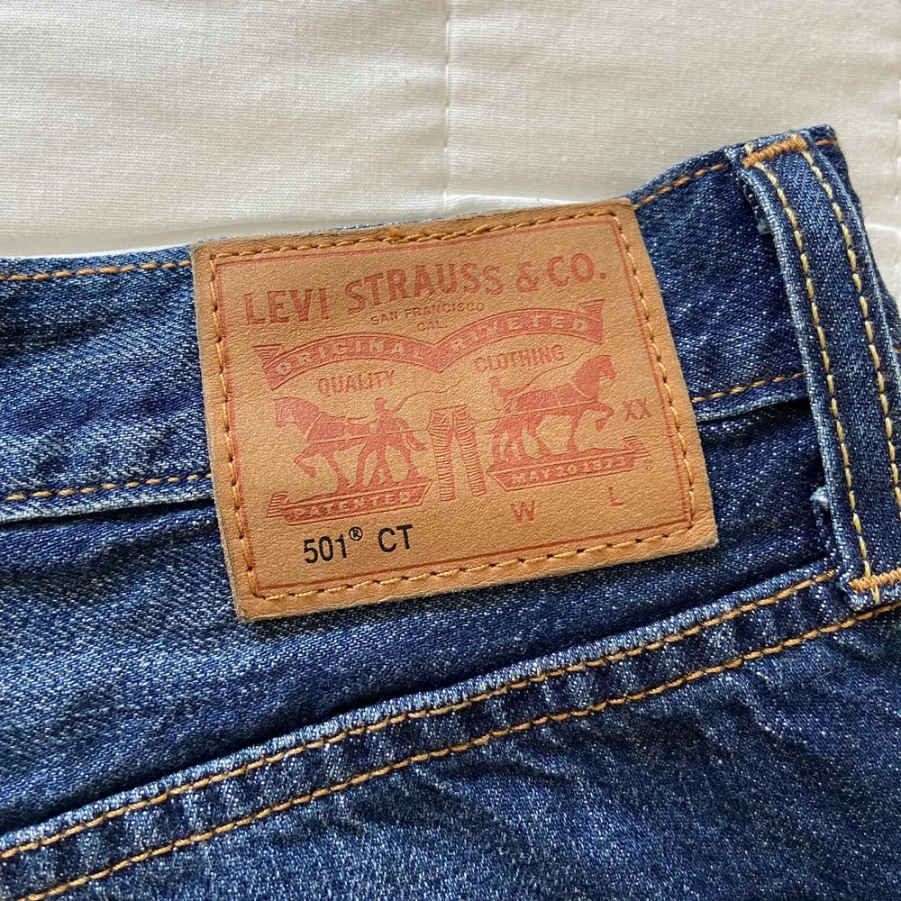 501 levis jeans i mycket bra skick Storlek W27 L32, ca 38-39 cm mätt tvärs över runt midjan. Jeans & Byxor.