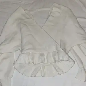 Säljer nu min vita tröja från Na-kd pågrund av att den inte kommer till användning. Använt endast 3 gånger. Tröjan är i gott skick. Bilderna är tagna med blixt så tröjan är något mer vanilj vit i färgen. 