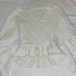 Tröja från Na-kd  - Säljer nu min vita tröja från Na-kd pågrund av att den inte kommer till användning. Använt endast 3 gånger. Tröjan är i gott skick. Bilderna är tagna med blixt så tröjan är något mer vanilj vit i färgen. 