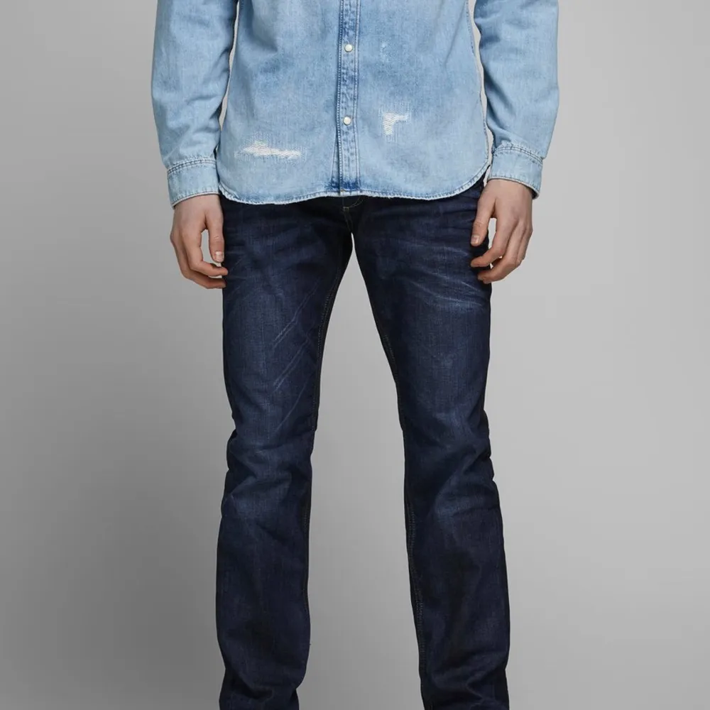 Ett par Jack&Jones jeans 2000-tals New Clark Cross. Storlek herr 33/34. Väldigt bra skick och kvalitet. Går att diskutera mer privat🌺. Jeans & Byxor.