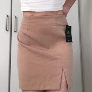 Oanvänd beigebrun kjol från nakd  - Kjol köpt på nakd som är för stor för mig, prislapp kvar. Kostade 329kr på deras hemsida💕 Sista bilden visar bäst färgen!