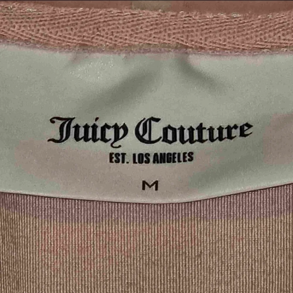 Säljer nu min ljusrosa juicy couture hoodie, storlek M. Den är bara använd en gång så den är i som helt ny, nypris 1100kr💕💕       GRATIS FRAKT. Tröjor & Koftor.