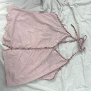 Ett rosa y2k linne som är använt en gång av mig då, köpte det här på plick. Söta rhinestones längst ner i hörnet på tröjan. Halvt osäker på storleken men skulle gissa att det är en S. Skriv för fler bilder. Frakten kan komma att ändras så skriv vid intresse så kan jag kolla det exakta priset 💞