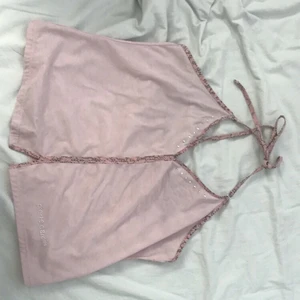 Y2k rosa linne - Ett rosa y2k linne som är använt en gång av mig då, köpte det här på plick. Söta rhinestones längst ner i hörnet på tröjan. Halvt osäker på storleken men skulle gissa att det är en S. Skriv för fler bilder. Frakten kan komma att ändras så skriv vid intresse så kan jag kolla det exakta priset 💞