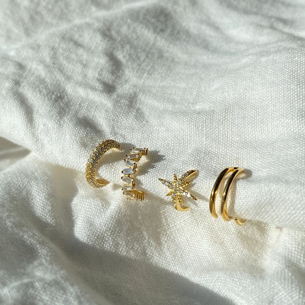 Helt oanvända smycken i äkta guld! Sjukt bra kvalité, själv använt dessa i ett år. . Accessoarer.