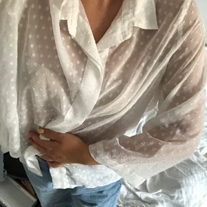 Vit blus - Fin blus med prickar typ i fint skick. Kolla gärna in mina andra annonser🤍