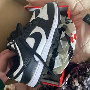 Nike Dunks low panda - Skorna är 10/10 skick jag köpte de igår 13 april 2022 men tyvärr för små. Då de va i storlek 42. Skorna har jag bara satt på mig en gång så det är helt nya