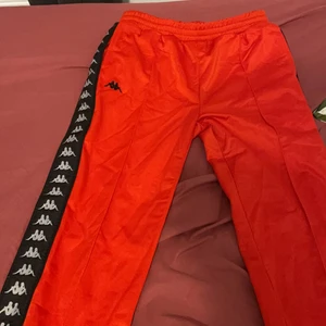 Kappa - Röda kappa byxorna. säljer dom för att dom är för små, har använt dom 1 gång, dom är storlek 170-176 men skulle säga att dom även funkar på S 
