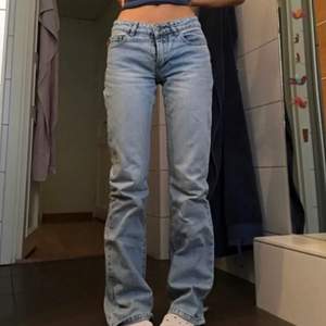 Super snygga jeans från foxy lady! Köpta på plick och säljer då dom inte kommer till användning längre. Dragkedjan är sönder men finns knappar så man kan stänga den ändå. Innerbenslängden är 81cm och midjemåttet är ca 34cm rakt över❤️ lånad bild av @Agnesdistner