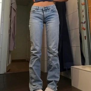 Lågmidjade jeans  - Super snygga jeans från foxy lady! Köpta på plick och säljer då dom inte kommer till användning längre. Dragkedjan är sönder men finns knappar så man kan stänga den ändå. Innerbenslängden är 81cm och midjemåttet är ca 34cm rakt över❤️ lånad bild av @Agnesdistner