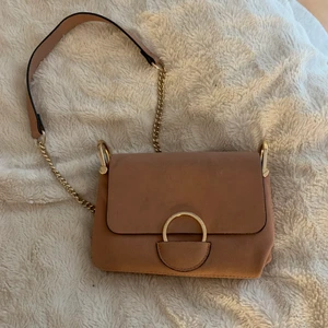 Axelremsväska  - Jätte fin axelremsväska från Hm, som säljes pga av att den inte kommer till användning😇 köptes för ett tag sedan, men är i bra skick!🤩🥰 Hör av er om ni vill ha fler bilder eller övriga frågor, köpare står för frakt, eller så kan ja mötas upp i Östersund 🤩💞