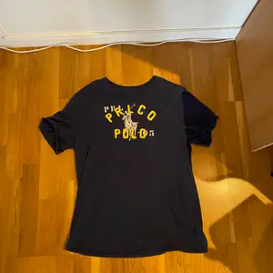 Säljer nu min Ralph Lauren t-shirt i XL men liten i storleken så motsvarar M/L. Använd men är i bra skick. Nypris runt 800kr. Säljer för billigt. Hör av dig vid frågor.