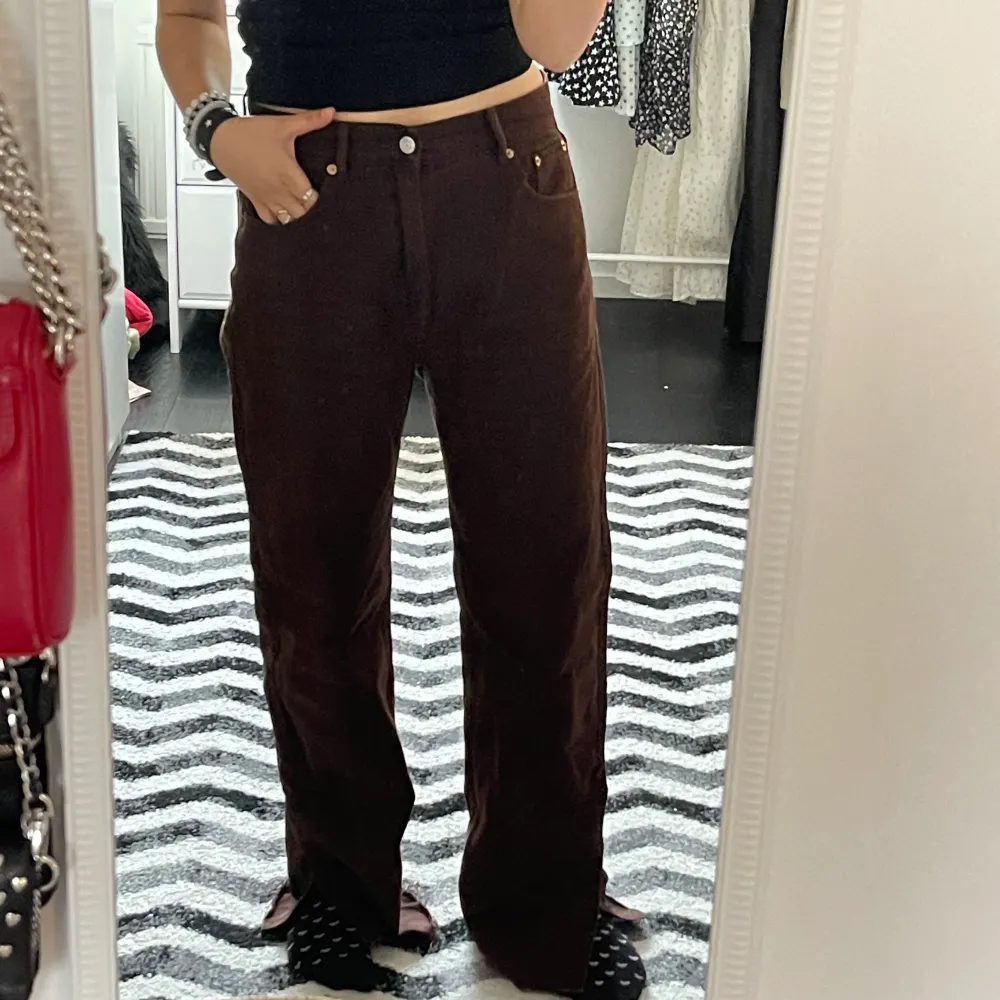 Bruna jeans med slits från Pull & Bear. Storlek 40 men passar mig som mer är 38.. Jeans & Byxor.