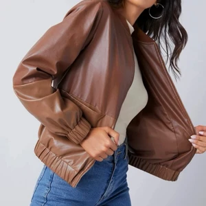 Brun skinnjacka - Jätte ball brun skinnjacka! Passar in i tex street stilen, säljer då jag inte har användning av den längre. Skriv om du vill ha mer bilder 😍  Har massa fler jackor , toppar, jeans, klänningar etc på min sida för billiga priser! In och kika ☺️💓