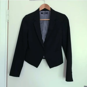 Gina kavaj strl 34 - Fin kavaj, har små shoulderpads, 2 små fickor. Väldigt bekväm, tunnt material. 
