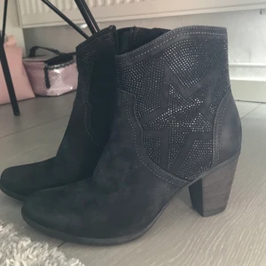 Skor - Jättefina skor! Storlek 38, säljer pga att dem är förstora för mig💓i nyskick!