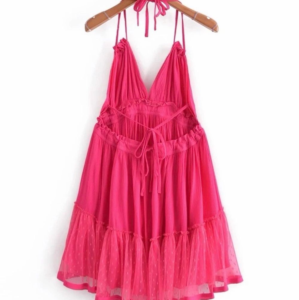 Säljer nu denna sommardröm till klänning!! Klänningen är rosa och har en öppen rygg. Man knyter den själv både i nacken och i ryggen så passar dom flesta storlekar!. Klänningar.