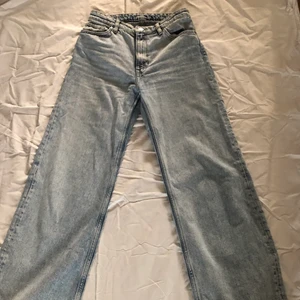 Fina ljusblåa jeans från Monkie - Ljusblå jeans från Monki i en straight leg modell. Dom är inte tighta!!! Dom är i storlek 26. 