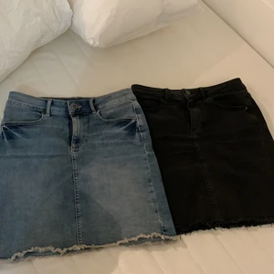 Jeanskjol - Säljer nu dessa supersköna jeanskjolarna från Vero Moda i storlek S. De är i mycket fint skick och är väldigt stretchiga och kan därför också passa någon med storlek M! Nypris var ca 350kr styck. Kan köpas tillsammans för 200kr eller var för sig för 120kr. Köparen står för frakten🤍 