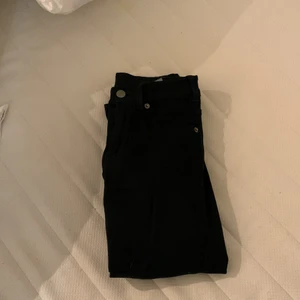 Svarta jeans - Säljer dessa svarta tajta jeans från dr denim då de inte används. Det är i xs och är i superfint skick. Köparen står för frakten🤍